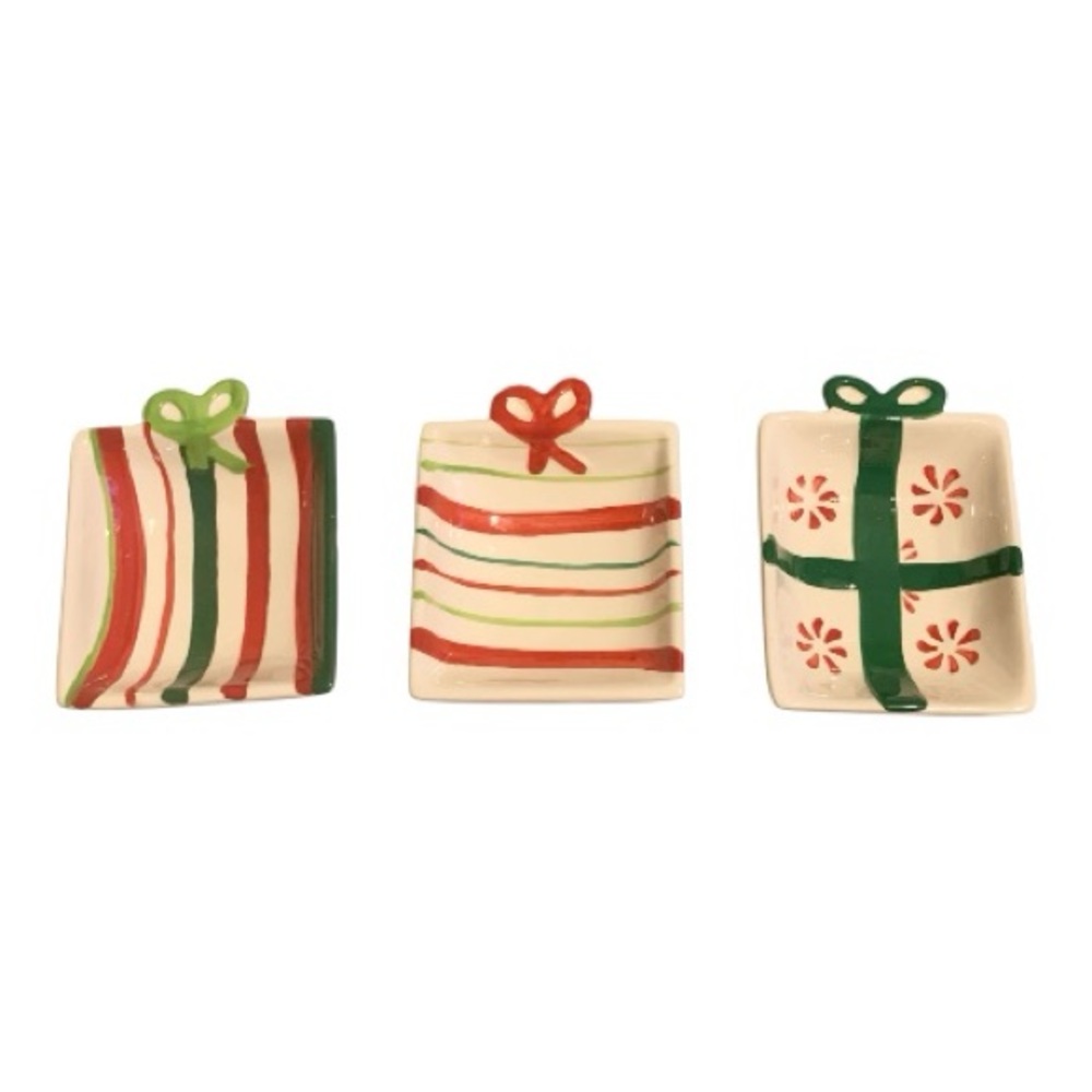 Festive Gift-Shaped Holiday Ceramic Christmas Plates Set of 3‎ Hand Painted